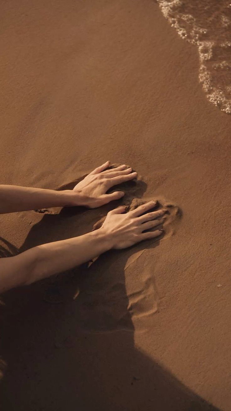 Reiki behandeling waarbij de handen de energie doorgeven voor diepe ontspanning en natuurlijke balans