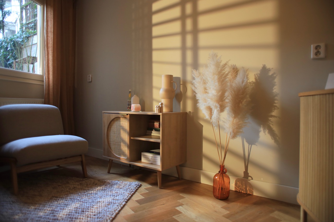 Portret van Daniëlle Jonk in haar praktijk Kenshō Soul Studio in Amsterdam, gespecialiseerd in NEI, ademwerk, massage en Reiki