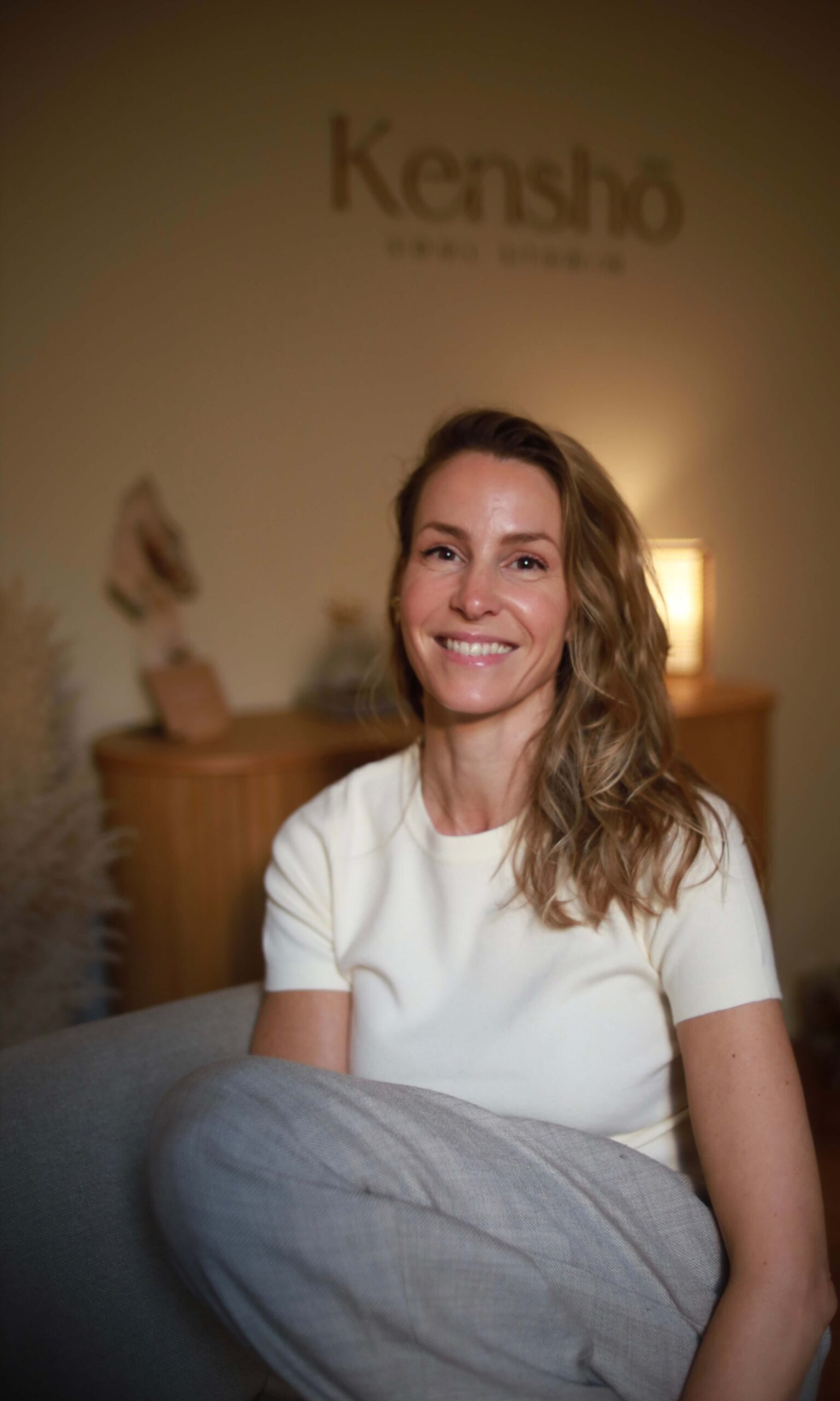Danielle van Kenshō Soul Studio in haar praktijkruimte in Amsterdam
