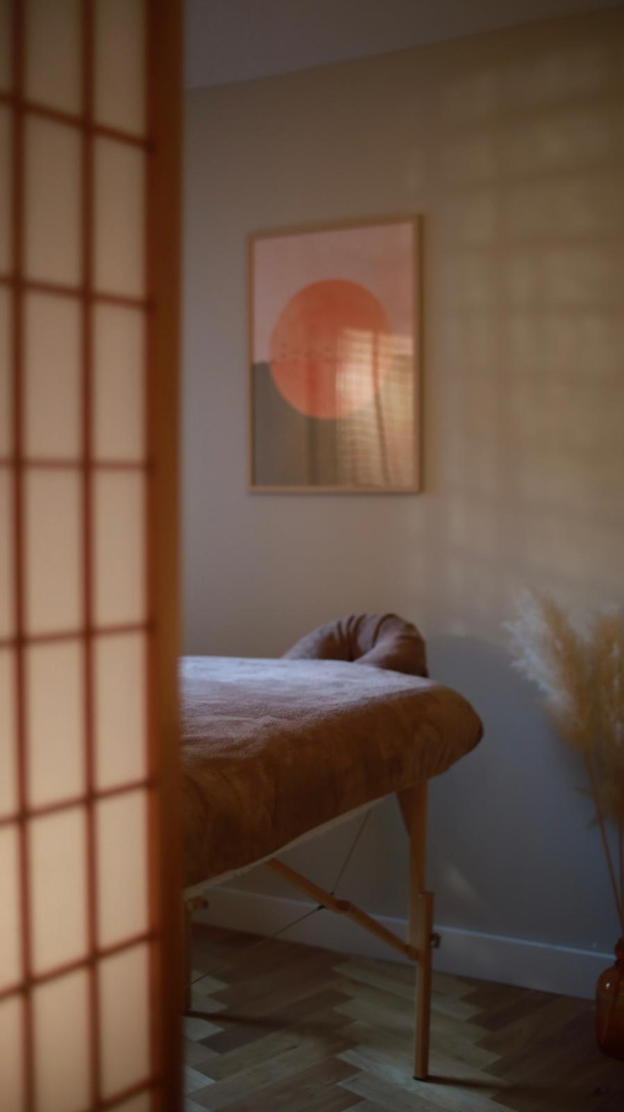 Warme en rustige massageruimte met massagetafel bij Kenshō Soul Studio